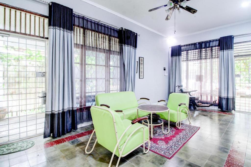 Hotel O Jalan Jenderal Sudirman Near Imam Bonjol Square Padang  Bagian luar foto