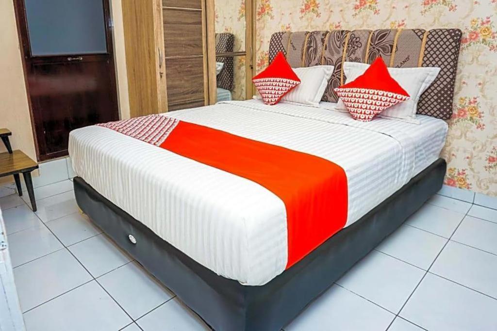 Hotel O Jalan Jenderal Sudirman Near Imam Bonjol Square Padang  Bagian luar foto